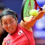 女子シングルス決勝　プレーする上地結衣＝パリ（共同）