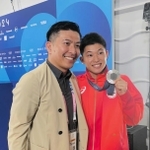 パリ五輪のメダリスト会見を終えてＪＳＳ宝塚の先輩、寺内健さん（左）と笑顔の玉井陸斗＝８月１０日、パリ郊外