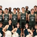 新体制となったＢ２神戸で新ユニホームを着用した渡辺翔太新主将（１０）ら全１３選手＝神戸市中央区、神戸海洋博物館