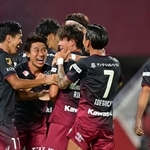 神戸-Ｃ大阪　前半、広瀬（右から３人目）がゴールを決めて２ー０とし、歓喜する神戸の選手たち（撮影・大田将之）