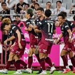 神戸-Ｃ大阪　前半、トゥーレル（中央）が先制点を決め、歓喜する神戸の選手たち（撮影・大田将之）