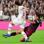 神戸-Ｃ大阪　前半、好守で活躍した神戸の広瀬（右）＝ノエビアスタジアム神戸（撮影・大田将之）