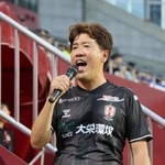 試合前に選手の名前をアナウンスするＩＮＡＣ神戸の安本卓史氏＝ノエビアスタジアム神戸（撮影・笠原次郎）