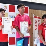 男子２年砲丸投げを制した西宮今津の宇都篤基（中央）。社の小河琉（左）が２位、清水蓮大（右）が３位に入った