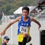 男子２年三段跳びを大会新記録で制した西宮東の磯山福太郎