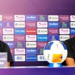 ＡＣＬＥ初戦に向け、会見で必勝を誓う神戸の吉田監督（左）と副主将の山川＝タイ・ブリラム（©ＶＩＳＳＥＬ　ＫＯＢＥ）