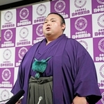 記者会見で現役引退を報告する元大関貴景勝＝２１日、東京・両国国技館