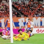 新潟－神戸　前半１５分、神戸・酒井のクロスがそのままネットに吸い込まれて先制。１－０とする＝新潟市、デンカビッグスワンスタジアム
