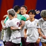 新潟に勝利し、喜ぶ菊池（右から３人目）ら神戸イレブン