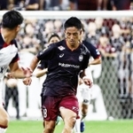 鹿島-神戸　前半、公式戦に復帰し、敵陣を攻める神戸・森岡＝ノエビアスタジアム神戸（撮影・長嶺麻子）