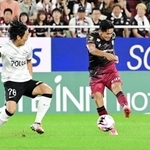 神戸－浦和　前半、シュートを放つ神戸の武藤（撮影・中西幸大）