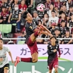 神戸－浦和　後半、クロスに飛び込む神戸の武藤（撮影・中西幸大）