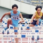 新人大会男子１、２年１１０メートル障害を制した緑が丘の長谷川緩羽（左）