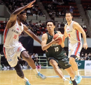 今季、主将として神戸を引っ張る渡辺翔太（１０）＝１月２０日、ワールド記念ホール