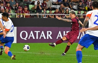 神戸－山東泰山　後半、ゴールを決める神戸の酒井（右から２人目）。２-１とリードする（撮影・斎藤雅志）