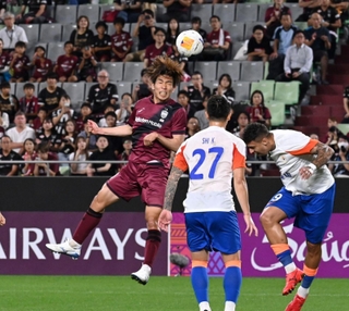 神戸－山東泰山　前半、ゴールを決める神戸の宮代（左）＝撮影・斎藤雅志