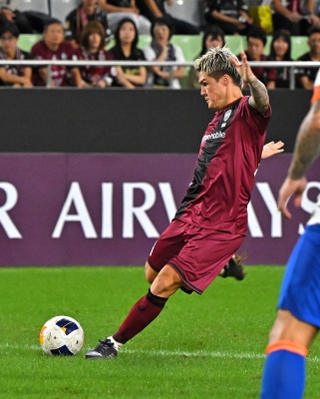 神戸－山東泰山　後半、ゴールを決める神戸の酒井。２-１とリードする（撮影・斎藤雅志）