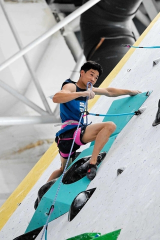 スポーツクライミングの世界ユース選手権Ｕ－１８男子リードを制した蔵敷慎人＝８月、中国・貴陽（（Ｃ）Ｒｉｃｈａｒｄ　Ａｓｐｌａｎｄ／ＩＦＳＣ）