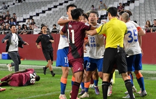 山東戦の試合終了間際、神戸のジェアンパトリッキ（２６）へのファウルを巡って詰め寄る両チームの選手ら＝２日、ノエビアスタジアム神戸