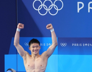 パリ五輪で銀メダルを獲得し喜ぶ玉井陸斗＝８月１０日
