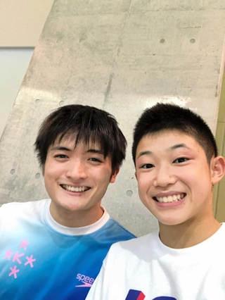 谷さんの現役引退試合で撮影した玉井陸斗（右）との笑顔のツーショット＝２０１９年９月（谷さん提供）