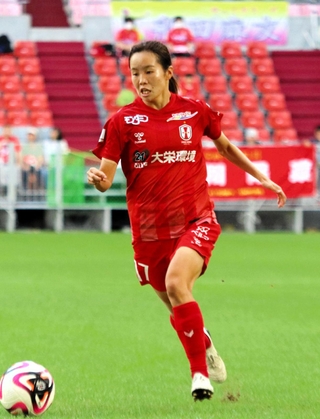 ＩＮＡＣ神戸-長野　前半３分、ドリブルで切り込むＩＮＡＣ神戸のＦＷ愛川