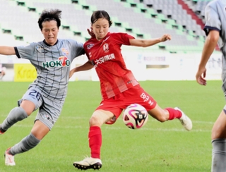 ＩＮＡＣ神戸-長野　前半、シュート体勢に入るＩＮＡＣ神戸のＦＷ愛川（中央）
