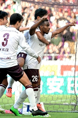 京都-神戸　後半、神戸のジェアンパトリッキ（右）が決勝点となるゴールを決める（撮影・大田将之）