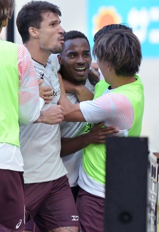 京都戦の後半、決勝点を挙げて仲間と喜ぶ神戸のジェアンパトリッキ（中央）＝６日、サンガスタジアムｂｙＫＹＯＣＥＲＡ