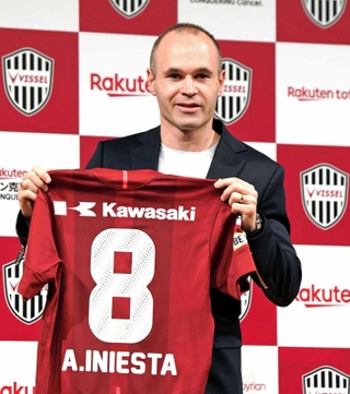 サッカーのＪ１神戸に移籍し、記者会見でユニホームを手にポーズをとるアンドレス・イニエスタ＝２０１８年５月、東京都内（撮影・金田祐二）