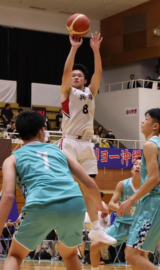 バスケットボール少年男子１回戦・兵庫-岩手　第４クオーター、兵庫の中内瑛仁がシュートを決め、６５-５２と突き放す＝唐津市文化体育館（撮影・笠原次郎）