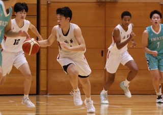 バスケットボール少年男子１回戦・兵庫-岩手　兵庫の中内瑛仁（中央）が仲間と攻め込む＝唐津市文化体育館（撮影・笠原次郎）