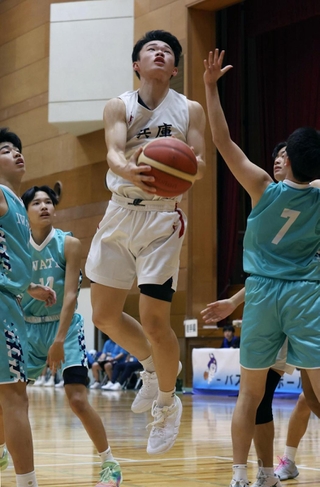 バスケットボール少年男子１回戦・兵庫-岩手　第２クオーター、兵庫の中内がシュートを決め、20-６とする＝唐津市文化体育館（撮影・笠原次郎）