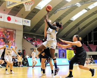 ユナイテッドカップのトヨタ自動車戦で、内角に切り込む姫路の新戦力オドボ・エンデュランス（中央）＝９月１４日、姫路市ヴィクトリーナ・ウインク体育館