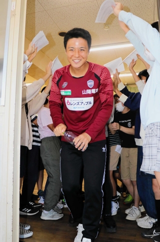 子どもたちと夢について語り、アーチをつくって見送られるＪ１神戸の斉藤未月＝神戸市東灘区、向洋小学校