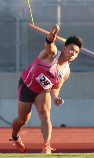 成年男子やり投げ決勝　７２メートル３４を投げて６位に入った兵庫の巌＝佐賀県ＳＡＧＡサンライズパーク陸上競技場（撮影・笠原次郎）