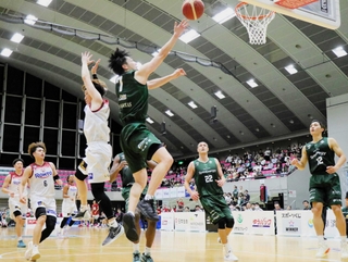 神戸－奈良　第２クオーター、速攻で内角に切り込み、シュートを沈める神戸の綱井（７）