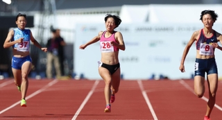 先行する隣の選手をラストスパートで追い抜きにかかる兵庫の斎藤朱里（中）＝佐賀県ＳＡＧＡサンライズパーク陸上競技場（撮影・笠原次郎）
