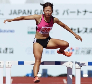 現役最後のレースとなった成年女子４００メートル障害で、ハードルを跳び越える兵庫の宇都宮絵莉＝佐賀県ＳＡＧＡサンライズパーク陸上競技場（撮影・笠原次郎）