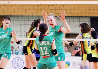 大阪Ｍ-東レ滋賀　第２セット、得点を挙げて喜ぶ大阪Ｍのファンヘッケ（中央）