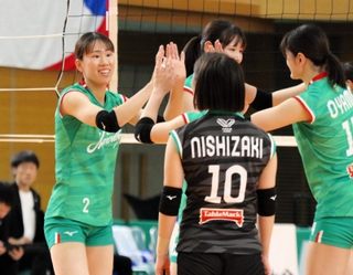 大阪Ｍ-東レ滋賀　第２セット、途中投入された日本代表で大阪Ｍの林（左）＝ＯＨＳ住吉スポーツセンタ-