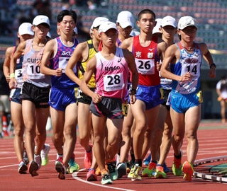 陸上少年男子共通５０００メートル競歩決勝　序盤から集団を引っ張り、頂点に立った兵庫の山田大智（２８）＝佐賀県ＳＡＧＡサンライズパーク陸上競技場（撮影・笠原次郎）