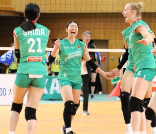大阪Ｍ-東レ滋賀　味方の得点を喜ぶ大阪Ｍの田中主将（中央）