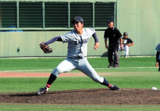 関大－関学大　関大の３番手で登板し、２回を無安打無失点に抑えた金丸＝大阪市住之江区南港東８、南港中央野球場
