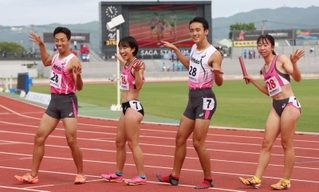 大会新記録で優勝し、兵庫県のマスコットはばたんのポーズを取る兵庫の（左から出走順に）橋詰竜輝、斎藤朱里、久保拓己、中尾柚希＝佐賀県ＳＡＧＡサンライズパーク陸上競技場