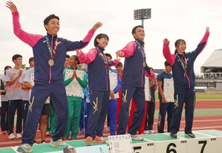大会新記録で優勝し、兵庫県のマスコットはばたんのポーズを取る兵庫の（左から出走順に）橋詰竜輝、斎藤朱里、久保拓己、中尾柚希＝佐賀県ＳＡＧＡサンライズパーク陸上競技場