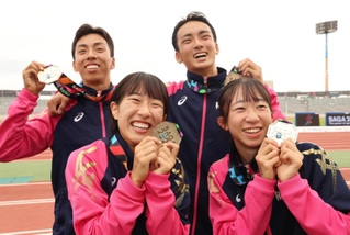 優勝メダルを手に喜ぶ兵庫の（左上から時計回りに）橋詰竜輝、久保拓己、中尾柚希、斎藤朱里＝佐賀県ＳＡＧＡサンライズパーク陸上競技場
