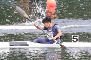 カヌー少年男子スプリント・カヤックシングル決勝　２位に入った兵庫の梅原歌月＝佐賀市富士しゃくなげ湖水上競技場（撮影・笠原次郎）