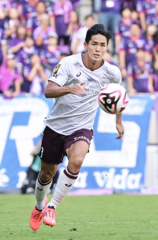 前線で躍動し、強い覚悟を示す神戸の武藤＝６日、サンガスタジアムｂｙＫＹＯＣＥＲＡ