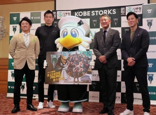 参入が決定した神戸のマスコット、ストーキー（中央）と渋谷順社長（右から２人目）ら＝神戸市中央区